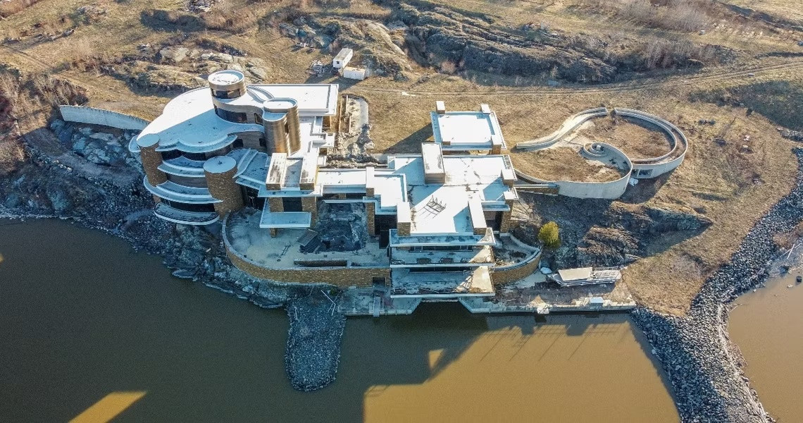 Peter Grant Mansion (Canada) được coi là dinh thự bỏ hoang lớn nhất ở Canada và là một trong những tài sản bị bỏ hoang thú vị nhất thế giới. Dinh thự được xây dựng bởi Peter Grant - chủ sở hữu của Grant Forest Corporation. Ảnh: Shutterstock.