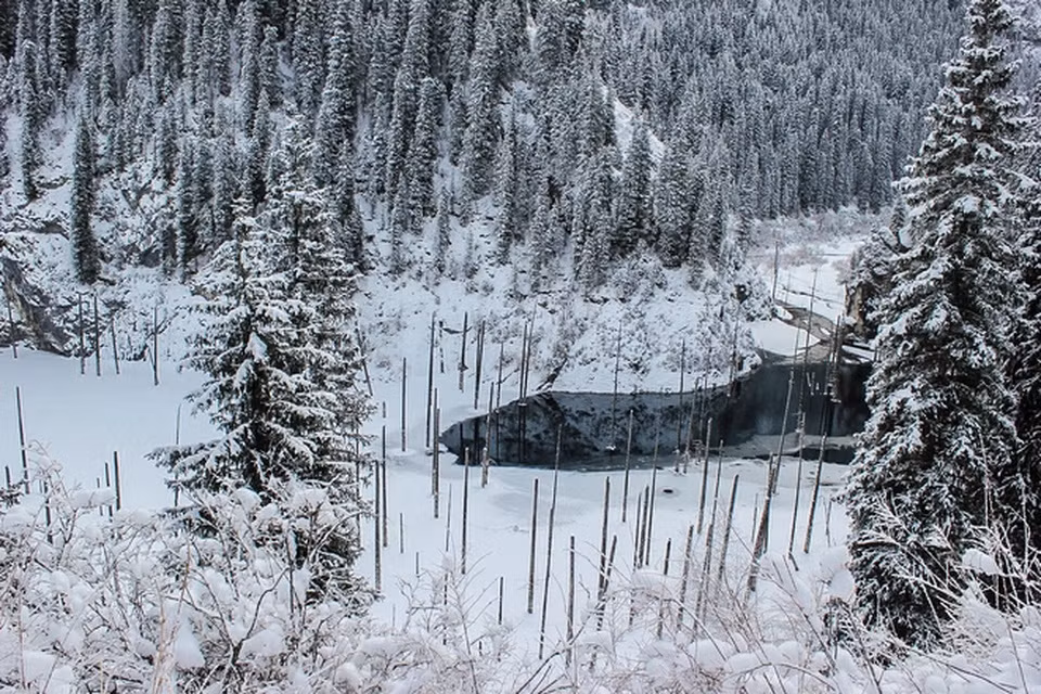 Khi mùa đông tới, mặt hồ đóng băng nên nơi này trở thành điểm đến lý tưởng để trượt băng và câu cá hồi.