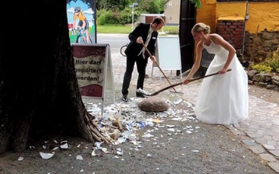 Đập vỡ chén đĩa bằng sứ ở Đức: Người Đức thường có một phong tục đám cưới kỳ lạ được gọi là Polterabend. Tục lệ này sẽ diễn ra trước đám cưới của cô dâu, chú rể vài tuần. Khi đó cô dâu, chú rể sẽ mời đông đảo bạn bè, người thân đến tham dự tục lệ Polterabend. (Ảnh: IT)