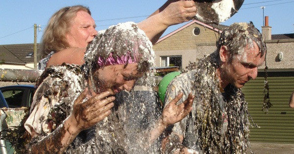 Ném trứng thối vào cô dâu, chú rể ở Scotland: Tục lệ làm bẩn cô dâu, chú rể ở ngôi làng Balintore thuộc Scotland là một nghi lễ đã có từ rất lâu đời. Theo phong tục này, cặp đôi trước khi tổ chức hôn lễ sẽ được bạn bè, người thân làm bẩn cơ thể bằng mọi cách có thể.