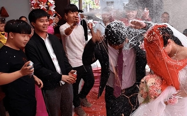 Họ cho rằng điều này sẽ mang lại những điều tốt lành cho cô dâu, chú rể, giúp xua đuổi tà ma và xui xẻo. Tuy nhiên, ngày nay, tục náo hôn đã bị biến tướng thành những trò chọc phá đám cưới, sàm sỡ cô dâu. Do đó, nhiều địa phương khuyến khích loại bỏ hủ tục này.