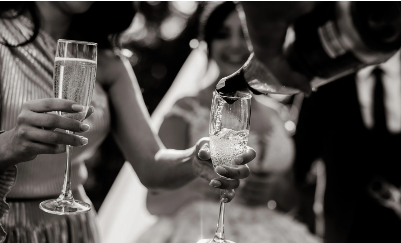 Pháp: Vào đêm tân hôn của cô dâu chú rể, mọi người sẽ đến trước cửa sổ phòng tân hôn và thổi còi, gõ vào xoong chảo, hát hò, nhảy múa, gây ra đủ loại tiếng ồn cho đến khi cô dâu xuống nhà và mời họ lên. Sau đó, mọi người lại tiếp tục tiệc tùng đến sáng. Người ta tin rằng những âm thanh càng lớn thì đôi vợ chồng mới sẽ càng có cuộc sống hạnh phúc sau này.