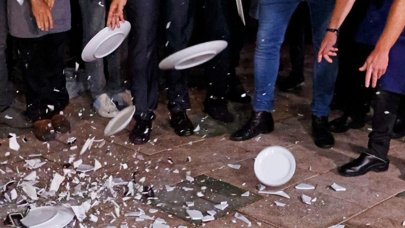 Người đến dự sẽ mang theo rất nhiều bát, đĩa bằng gốm hoặc sứ và sẽ đập vỡ tất cả trước mặt cô dâu và chú rể. Người Đức cho rằng việc làm này sẽ giúp hóa giải những bất hòa, xung đột và khó khăn trong tương lai, giúp hai vợ chồng sống hạnh phúc bên nhau suốt đời.