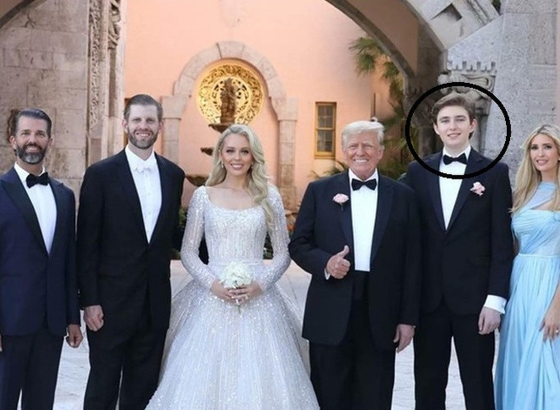 Theo thời gian, Barron Trump ngày càng cao lớn, sở hữu vóc dáng nổi bật như cha mình thời trẻ.