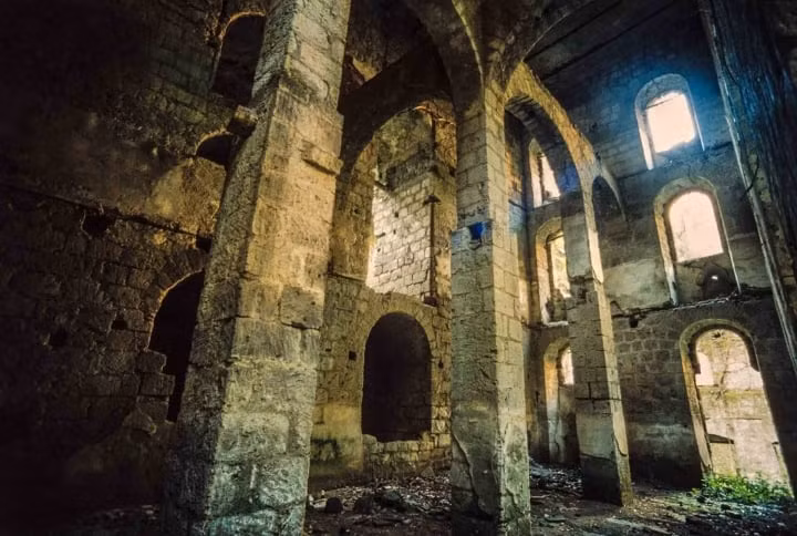 Các dòng dung nham đã tạo ra những vách đá và hẻm núi ấn tượng mà giờ đây tạo thành ranh giới tự nhiên giữa các thị trấn Meta, Piano di Sorrento, Sant'Agnello và Sorrento.