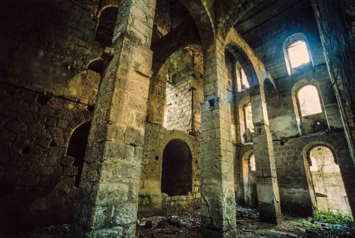 Các dòng dung nham đã tạo ra những vách đá và hẻm núi ấn tượng mà giờ đây tạo thành ranh giới tự nhiên giữa các thị trấn Meta, Piano di Sorrento, Sant'Agnello và Sorrento.