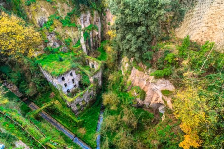 Choang ngop truoc canh ma mi cua nha may bo hoang o Italy-Hinh-2