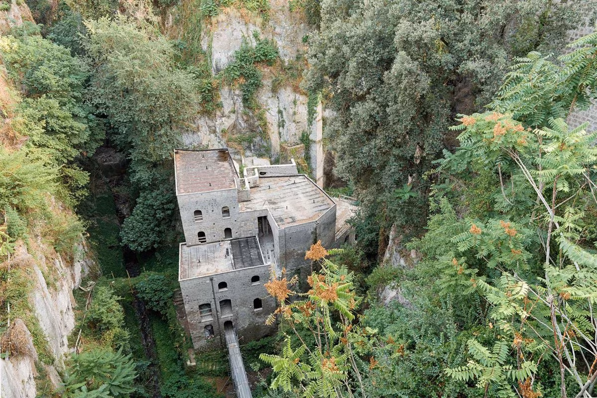 Những năm gần đây, nhà máy bỏ hoang ở đây đã được trùng tu và nó làm mất đi vẻ hoang sơ ban đầu.