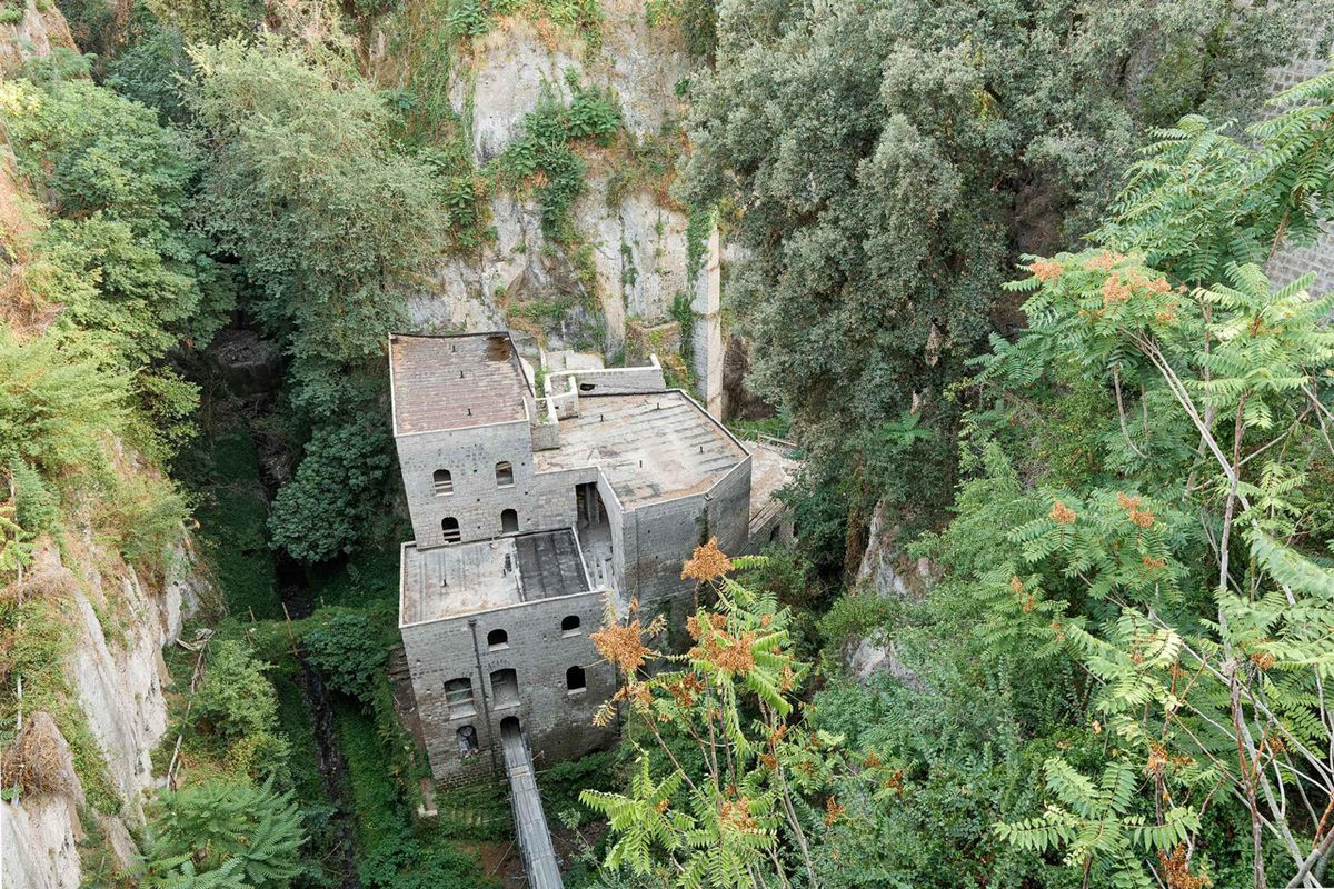 Những năm gần đây, nhà máy bỏ hoang ở đây đã được trùng tu và nó làm mất đi vẻ hoang sơ ban đầu.