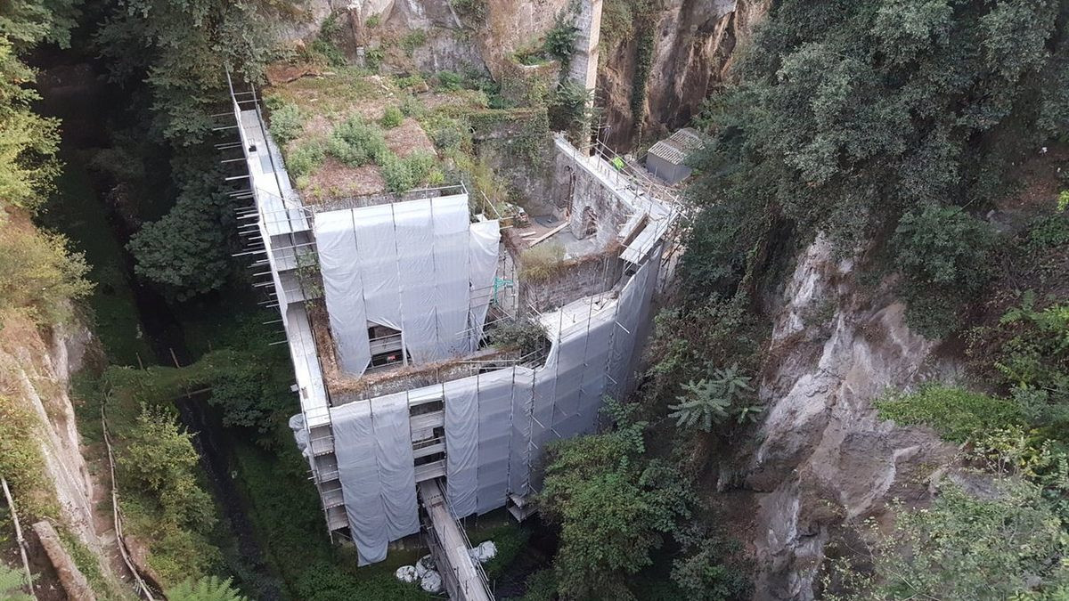 Những tòa nhà tuyệt đẹp ẩn mình trong thung lũng Mills trông chẳng khác gì cảnh phim viễn tưởng khi thế giới không có bóng dáng của con người.