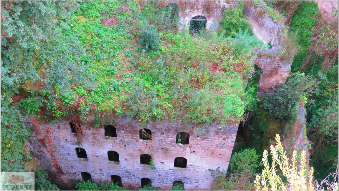 Nơi đây ban đầu vốn là một tổ hợp những nhà máy. Khi các nhà máy bột mì dần được xây dựng từ thế kỷ 13, các khu công nghiệp khác cũng bắt đầu mọc lên để tận dụng lợi thế của vùng nước phía dưới như xưởng cưa, nhà giặt.