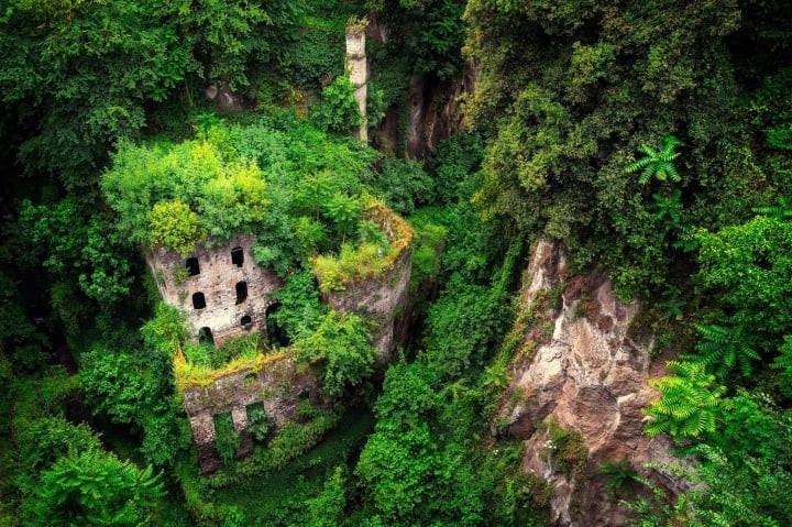 Giống như các hẻm núi khác dọc theo bờ biển của Sorrentine, nơi này được hình thành cách đây khoảng 35.000 năm sau vụ phun trào của Phlegraean Fields, một ngọn núi lửa đang hoạt động ở phía Tây Napoli.