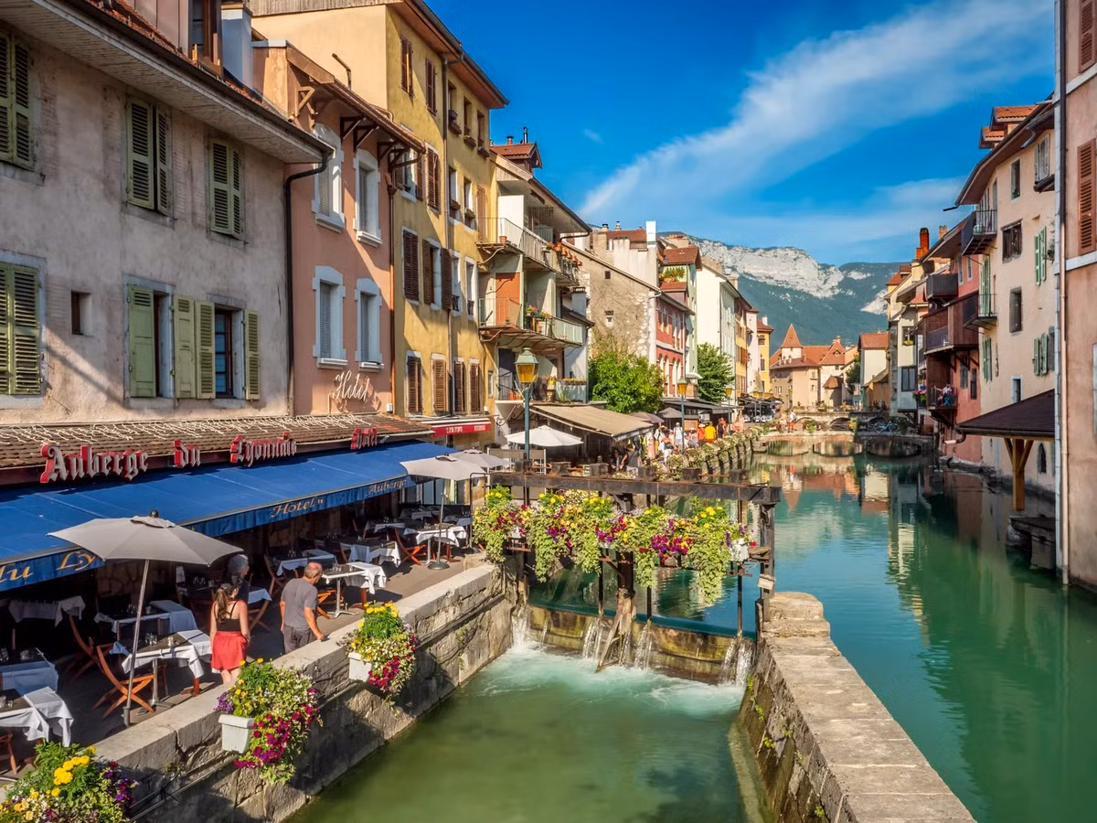 Với những con kênh bao bọc thành phố, thị trấn Annecy được người châu Âu quen gọi là "Venice của nước Pháp". Tại đây, du khách sẽ gặp rất nhiều những con kênh nhỏ, được nối hai bên bờ bởi nhiều các cây cầu duyên dáng.