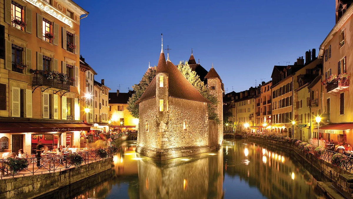 Nếu ưa thích sự sôi động, bạn có thể đến Annecy từ tháng 3 đến tháng 6, để đắm chìm trong không gian lễ hội carnaval đầy màu sắc cùng người dân thành phố.