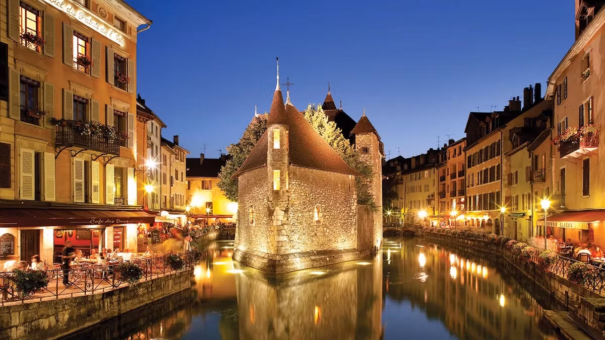 Nếu ưa thích sự sôi động, bạn có thể đến Annecy từ tháng 3 đến tháng 6, để đắm chìm trong không gian lễ hội carnaval đầy màu sắc cùng người dân thành phố.