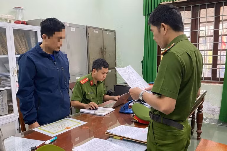 Khoi to giam doc va 2 nhan vien trung tam dang kiem o Quang Ngai