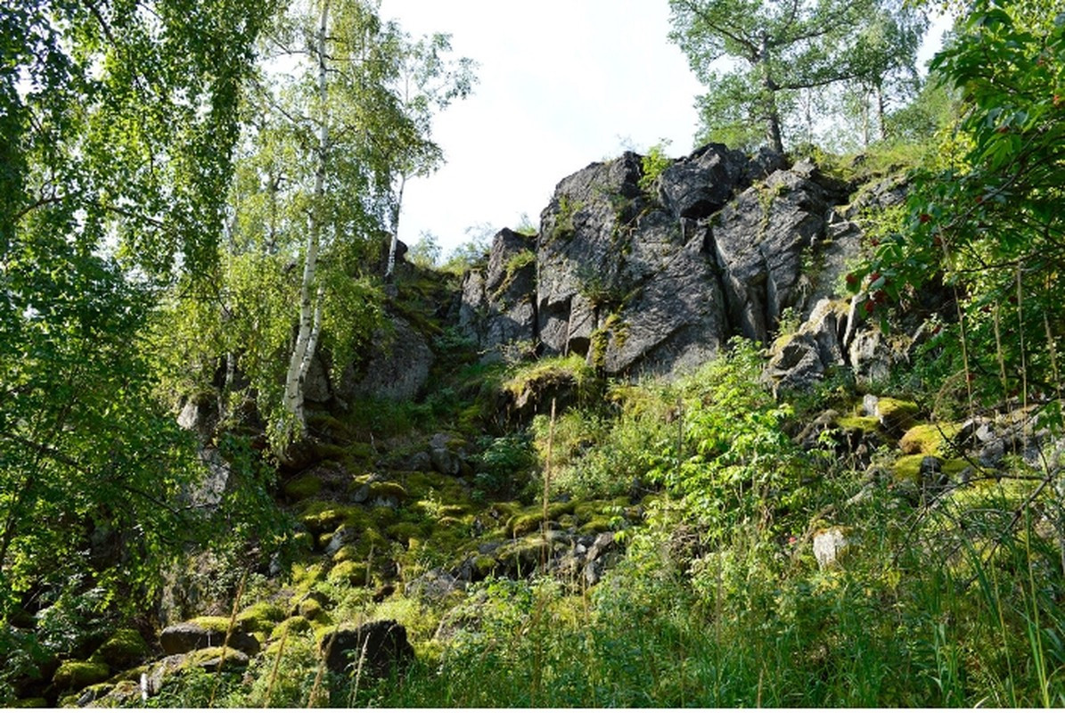 Ngọn núi cổ nhất thế giới ở Nga: Mặc dù điều này còn gây tranh cãi, nhưng một số dữ liệu ước tính núi Karandash ở Vùng Chelyabinsk có niên đại khoảng 4,2 tỷ năm.