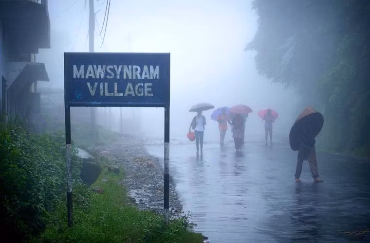 Mawsynram ở Khasi Hills, bang Meghalaya, phía đông Ấn Độ, là nơi có lượng mưa nhiều nhất thế giới. Ngôi làng "ẩm ướt nhất thế giới" này ghi nhận lượng mưa hơn 11.880 mm mỗi năm, gấp 11 lần Glasgow và 22 lần London (Anh) - hai thành phố cũng nổi tiếng ẩm ướt vì mưa nhiều. Ảnh: TC.