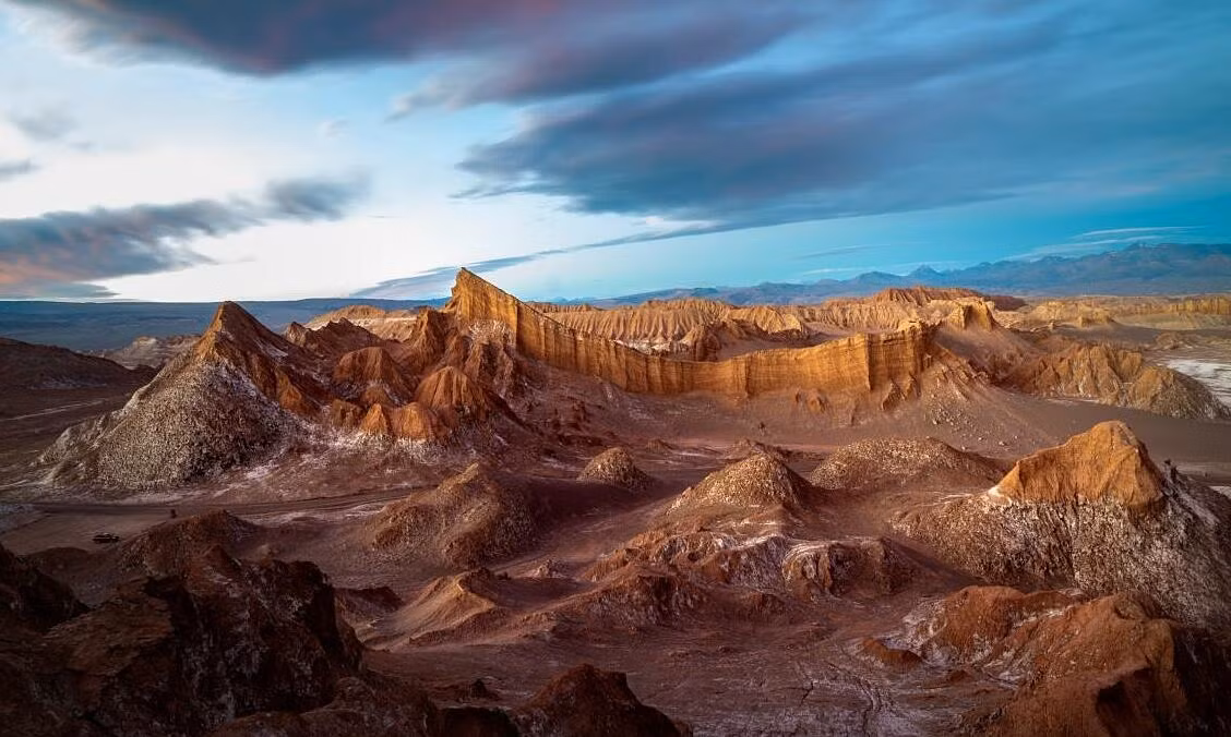 Tuy khắc nghiệt, dân số ở đây vẫn duy trì quanh mức 220.000 người, làm việc chủ yếu trong lĩnh vực cảng biển và vận chuyển trái cây ở khu vực thung lũng AzapaandLluta gần đó. Ảnh: Discovery.