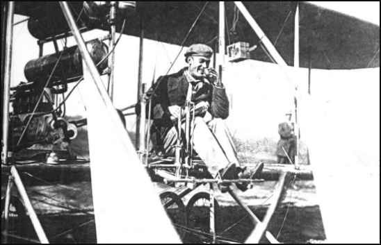 Phi công đầu tiên thiệt mạng do chim: Năm 1912, Calbraith Perry Rodgers đã trở thành phi công thứ 49 được cấp phép hành nghề trên thế giới. Vào ngày 3/4/1912, máy bay của ông đã lao vào một đàn chim và rơi xuống biển trước sự chứng kiến của hàng trăm người tại một cuộc triển lãm hàng không ở Mỹ. Rodgers chết sau đó ít lâu.