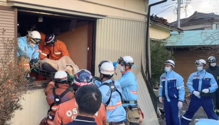 Cụ bà 80 tuổi được giải cứu sau 72 giờ động đất Nhật Bản Cu ba 80 tuoi duoc giai cuu sau 72 gio dong dat Nhat Ban