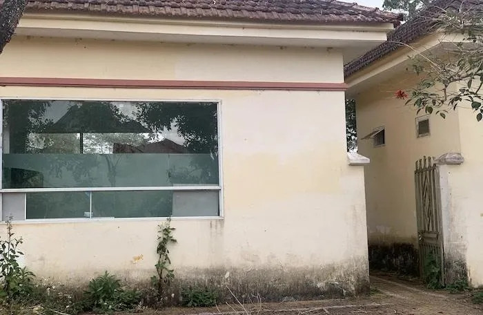 Các khu nhà xuống cấp, hoang tàn.