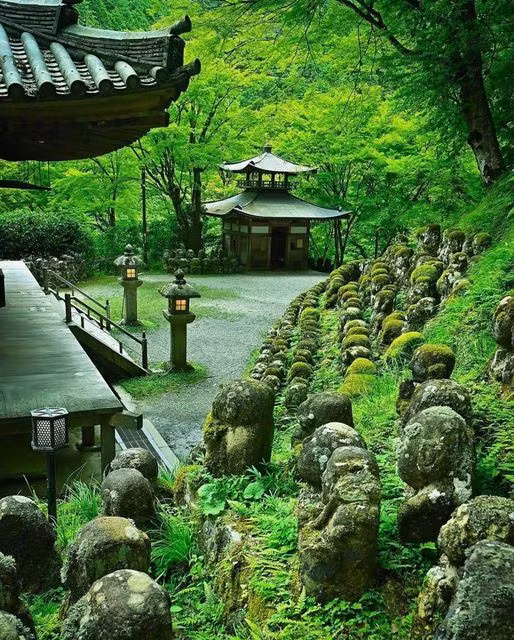 Ngoi den co kinh o Nhat co 1.200 buc tuong da doc dao-Hinh-10