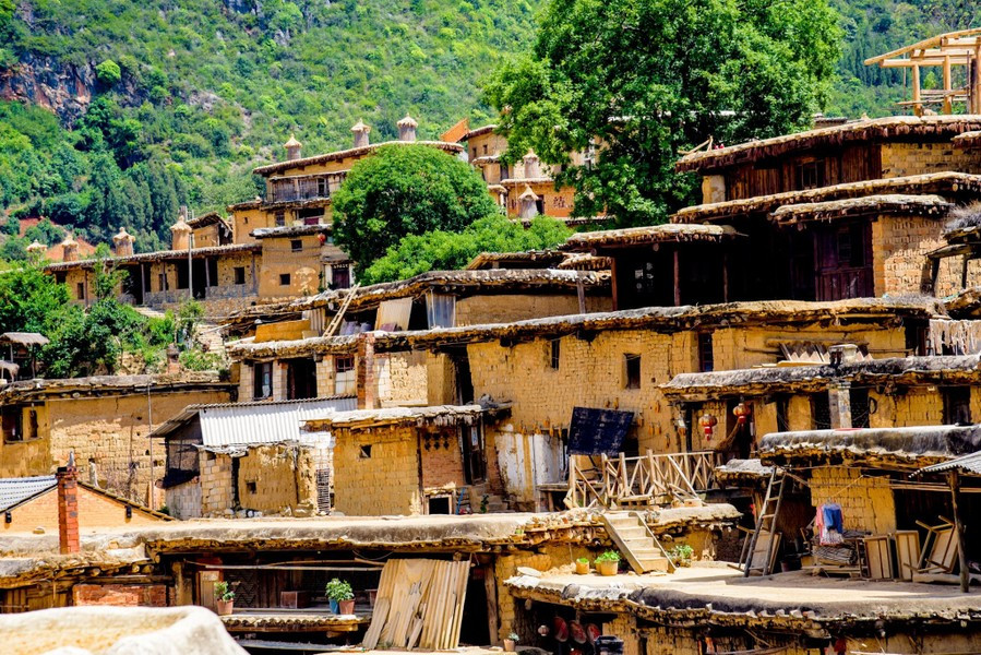 Làng cổ Chengzi tọa lạc ở thị trấn Yongning thuộc tỉnh Vân Nam, Trung Quốc, cách trung tâm thành phố Côn Minh khoảng 197km. Ngôi làng kỳ lạ này có tuổi đời đã hơn 500 năm và được xem là Di sản quý giá của đất nước bởi lối kiến trúc rất độc đáo. (Ảnh: IT)