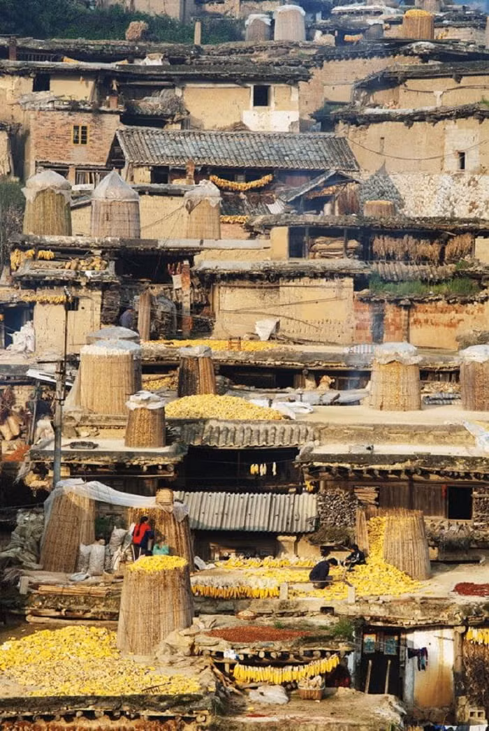 Du khách cũng đừng lo lắng quá nếu không may bị lạc đường bởi người dân trong làng rất nhiệt tình và tốt bụng. Họ sẽ luôn tận tình tìm đường về cho bạn.