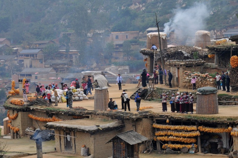 Đến làng Chengzi, đi bộ chính là cách phổ biến nhất để tham quan, khám phá mọi ngóc ngách cũng như ngắm nhìn kỹ kiến trúc độc đáo.