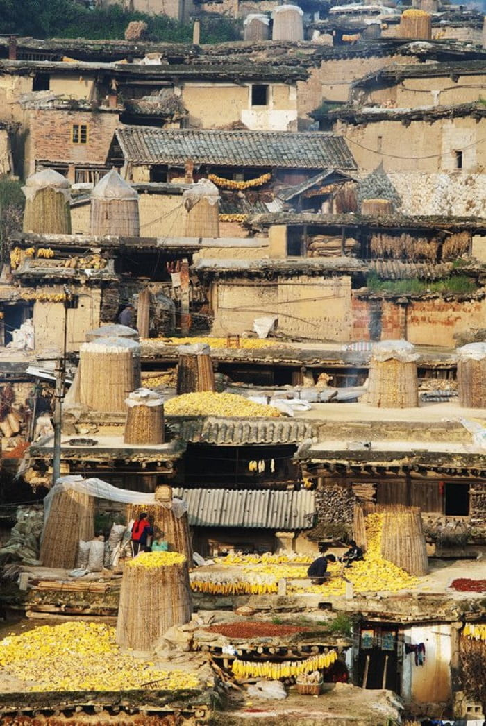 Du khách cũng đừng lo lắng quá nếu không may bị lạc đường bởi người dân trong làng rất nhiệt tình và tốt bụng. Họ sẽ luôn tận tình tìm đường về cho bạn.