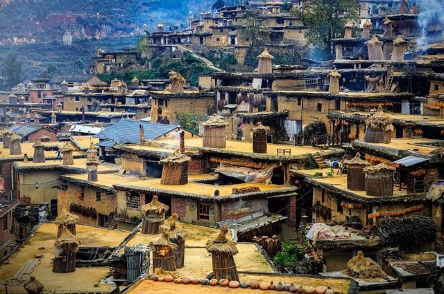 Kiến trúc của ngôi làng không thay đổi trong suốt 500 năm qua và chịu ảnh hưởng từ nền văn hóa cộng đồng có từ xa xưa của người dân nơi đây chính là giúp đỡ, đùm bọc nhau trong cuộc sống.