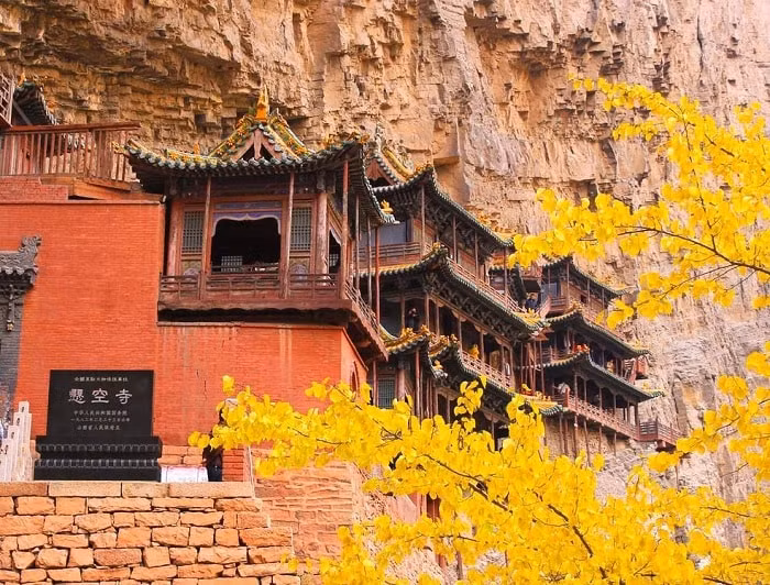 Để đến thăm được ngôi đền này, du khách phải leo bộ trên những bậc thang được đẽo tỉ mỉ từ đá và phải thật cẩn thận trơn trượt nếu vào mùa thời tiết mưa ẩm. Ảnh: IT.