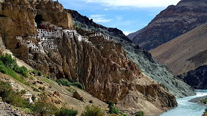 Tu viện Phugtal hình tổ ong ở Ấn Độ: Tọa lạc trên dãy Himalaya hùng vĩ, tu viện Phugtal trông giống như một tổ ong lớn khi nhìn từ xa. Ảnh: Twitter.