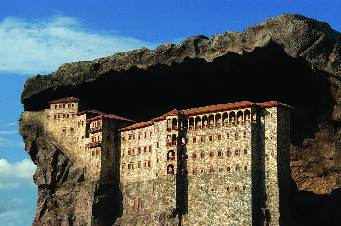 Tu viện này được xây dựng rất sớm, khoảng năm 386 bởi các tu sĩ Chính thống giáo Hy Lạp với mục đích ban đầu là nơi lưu giữ những biểu tượng tôn giáo như bức tranh của Đức Trinh Nữ Maria. Ảnh: Miniaturk.