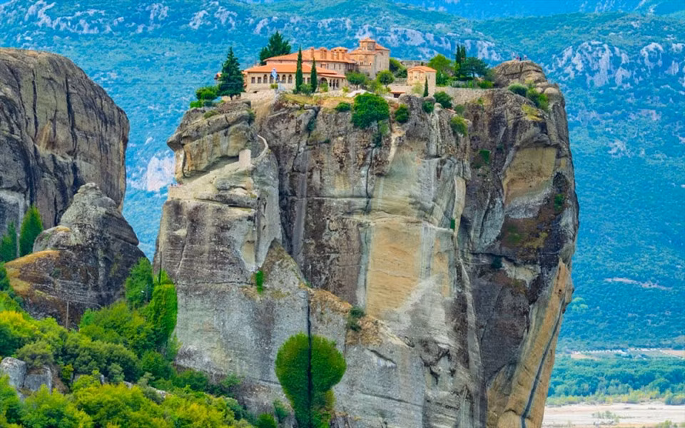 Tu viện này được xây dựng vào thế kỷ 11 bởi những nhà sư Chính thống giáo Đông phương với mục đích ban đầu là ẩn náu khỏi những kẻ cướp phá. Ảnh: Meteora Thrones.