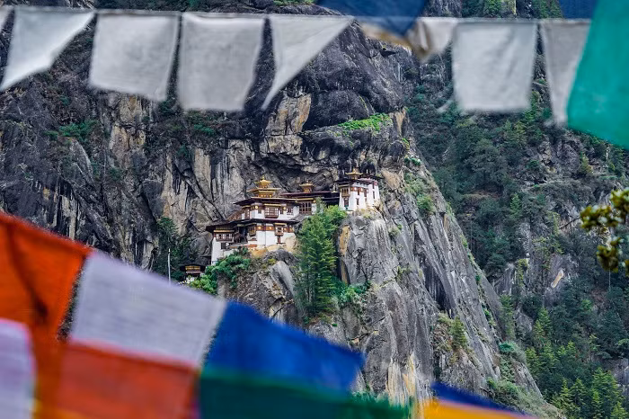 Tu viện Paro Taktsang ở Bhutan: Được thành lập vào thế kỷ 17, tu viện Paro Taktsang là một biểu tượng tâm linh của Phật giáo ở đất nước Bhutan và là một trong những ngôi đền nằm ở vị trí hiểm hóc nhất thế giới. Ảnh: IT.
