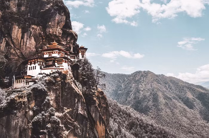 Tu viện tọa lạc trên ngọn núi Tiger’s Nest, có tầm nhìn tuyệt đẹp xuống thung lũng Paro. Chỉ có một lối đi duy nhất lên tu viện này là băng qua đường mòn trong rừng, lần lượt trải qua các bậc thang gỗ và đá. Ảnh: Unsplash.