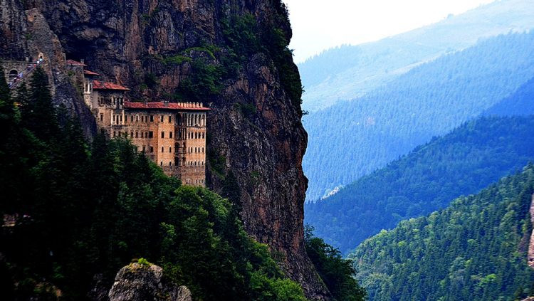 Tu viện Sümela trên núi Pontic ở Thổ Nhĩ Kỳ: Nằm ở độ cao khoảng 1.219m so với mực nước biển, tu viện Sümela ở phía bắc Thổ Nhĩ Kỳ là cái tên tiếp theo trong danh sách những ngôi đền ở vị trí hiểm hóc nhất thế giới. Ảnh: Kultur Servisise.