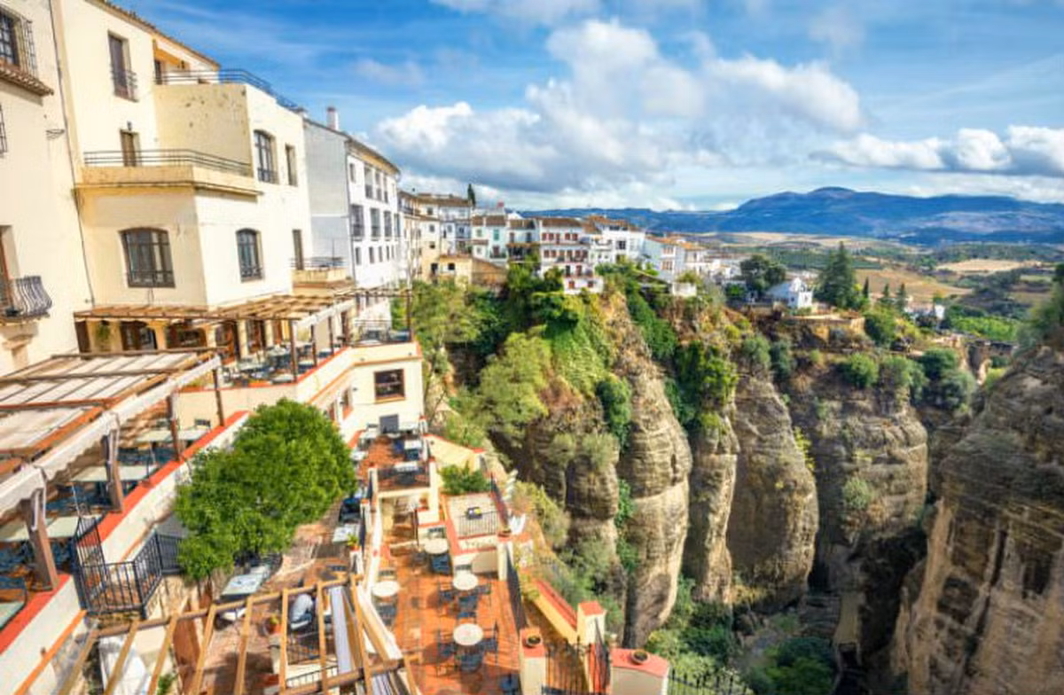 Ronda nằm ở tỉnh Malaga của Tây Ban Nha, nổi tiếng với những ngôi nhà trên vách đá. Nằm trên núi ở độ cao 760m, thành phố nằm ở hai bên của Hẻm núi El Tajo, bị chia đôi bởi sông Guadalevin chảy qua. Ảnh: IT.