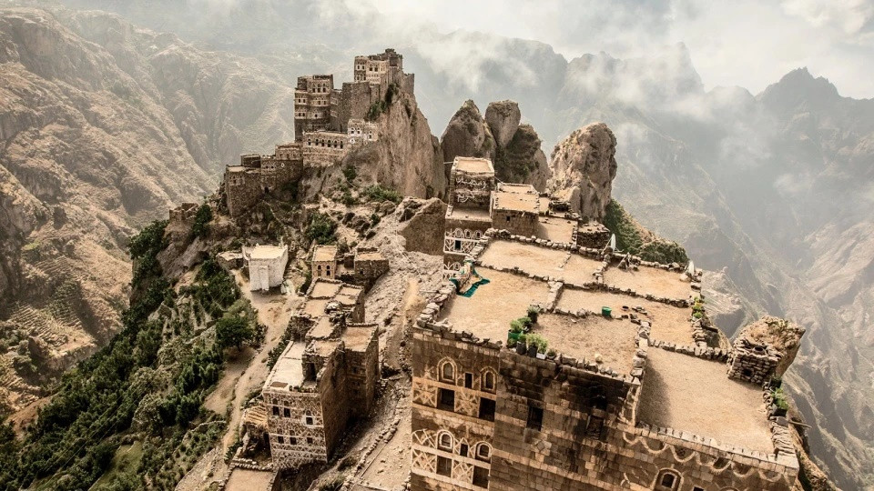 Al Hajjarah (Yemen): Thị trấn nhỏ Al Hajjarah chinh phục du khách bởi vẻ đẹp pha trộn nét cổ kính và hiện đại. Những ngôi nhà màu nâu, mái bằng nằm cheo leo trên vách núi cao 1.850 m so với mực nước biển. Ảnh: The Strategy Bridge.
