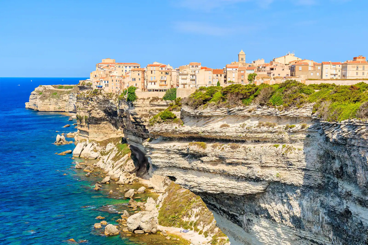 Bonifacio: Bonifacio là một thành phố ở mũi phía nam của đảo Corsica. Thành phố và các công sự của nó kéo dài theo các đỉnh vách đá, ở độ cao khoảng 70m. Ảnh: IT.