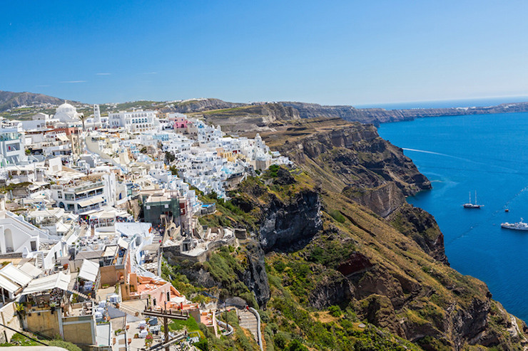 Santorini (Hy Lạp): Những ngôi nhà ở đây được xây dựng trên đỉnh của những vách đá hùng vĩ nhìn ra một ngọn núi lửa ngập nước. Ảnh: IT.