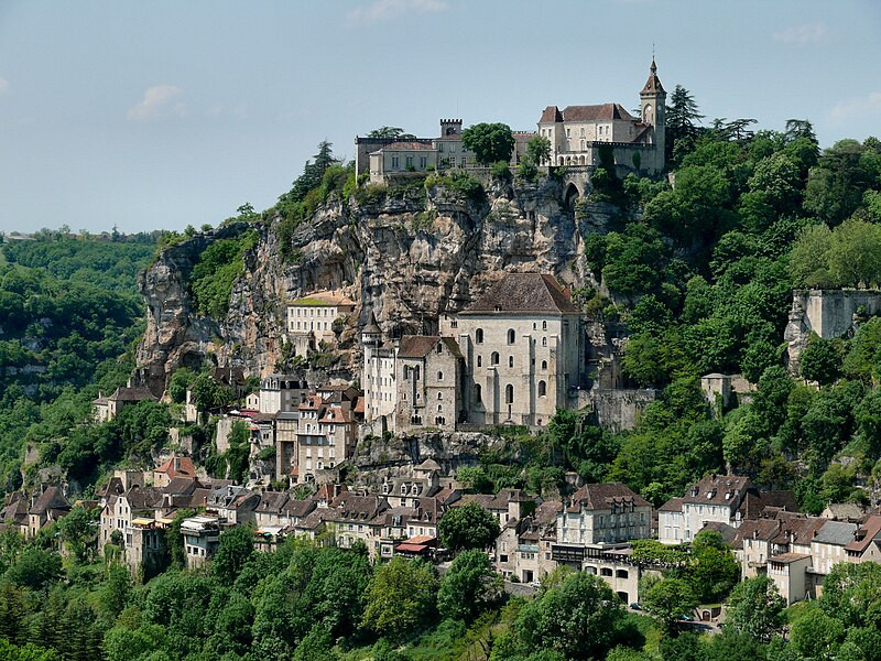 Rocamadour là một ngôi làng nhỏ được xây dựng trên mặt đá phía trên một hẻm núi bên sông Alzou ở tây nam nước Pháp. Các tòa nhà của Rocamadour mọc lên trên một vách đá dọc theo các bậc thang đi lên từ phía dưới thị trấn đến nhà thờ trên đỉnh đồi. Ảnh: Wikipedia.