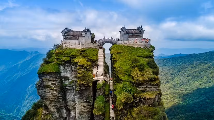 Tan muc ngoi den doi tren chop da cheo leo o Trung Quoc-Hinh-6