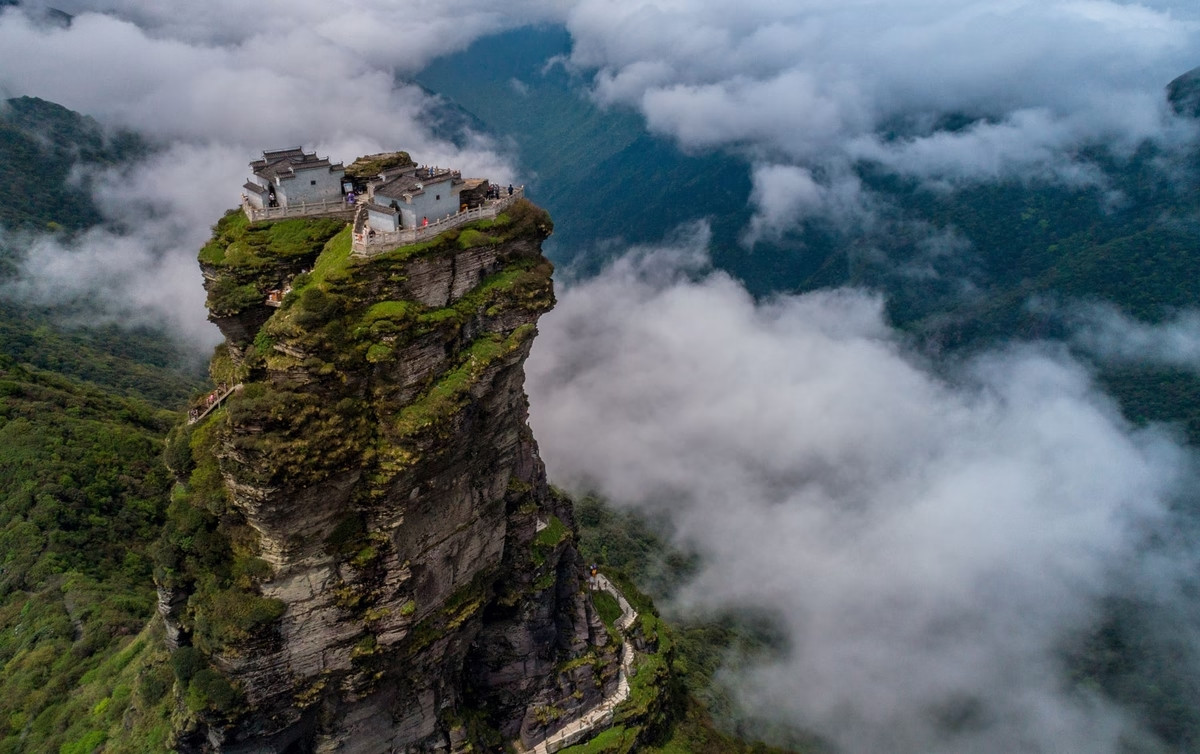 Khách du lịch từ khắp nơi trên thế giới hành trình đến địa điểm kỳ diệu này để tận hưởng khung cảnh tuyệt đẹp của Khu bảo tồn Thiên nhiên Quốc gia Fanjingshan. Ảnh: Getty.