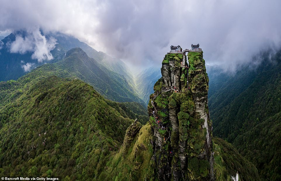 Núi Fanjingshan được coi là một trong những ngọn núi linh thiêng của Phật giáo Trung Quốc - ngọn núi quan trọng thứ năm ở Trung Quốc. Ảnh: Getty.