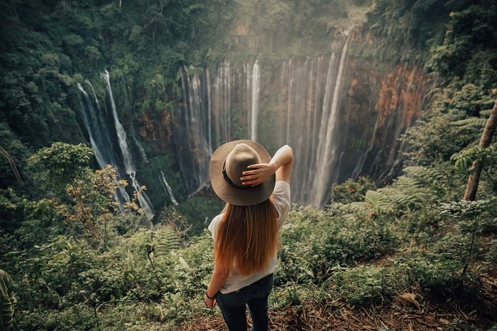 Nằm giữa Lumajang Regency (quận Pronojiwo) và Malang Regency (quận Ampelgading) ở Đông Java, thác Tumpak Sewu là một cảnh tượng kỳ vĩ với rất nhiều dòng thác chảy từ độ cao 150 mét vào khu vực bán nguyệt, tạo nên một khung cảnh vô cùng tráng lệ. 