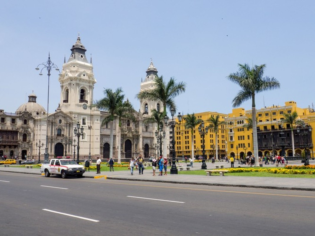 Trong suốt 600 năm, thành phố Lima hầu như không có mưa nhưng kỳ lạ ở chỗ khí hậu nơi đây luôn mát mẻ quanh năm. Do đó, nhiều nhà không làm mái che. (Ảnh: IT)