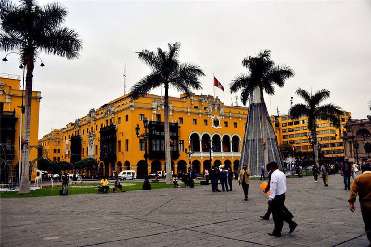 Thêm nữa, thành phố kỳ lạ này quanh năm không xuất hiện sấm chớp, không có băng, tuyết hay những cơn bão dữ dội. Do vậy, Lima không có các cống thoát nước trên đường phố. Thậm chí, nhiều gia đình xây dựng nhà cửa mà không có mái che.